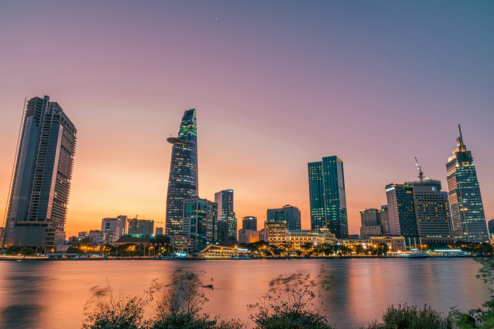 Stunning Dubai skyline view from an infinity rooftop pool — perfect Instagram location