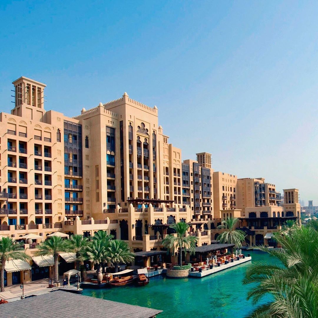 Madinat Jumeirah Beach Club Dubai — turquoise beach with sandy shoreline and Burj Al Arab views