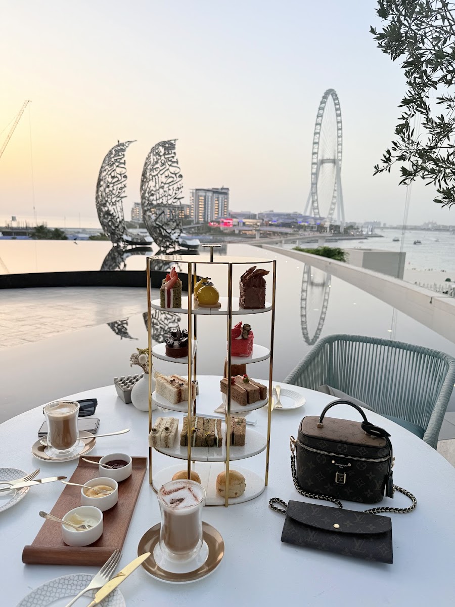 Weekday vs Weekend Beach Clubs Dubai: When Should Residents Go? 2026
