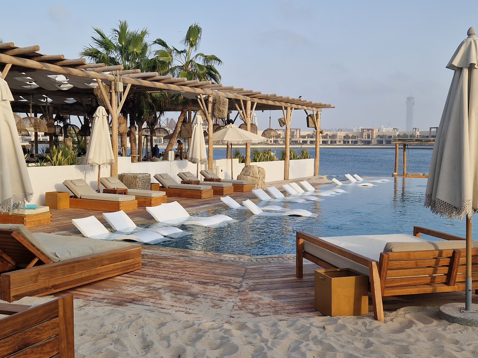 White Beach Dubai — beautiful beach with turquoise water and palm trees at Atlantis The Palm